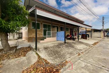 4 Bedrooms Apartment Building Close To Town For Sale