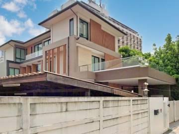 7 Bed 8 Bath 625 SQ.M House in Soi Intamara 29