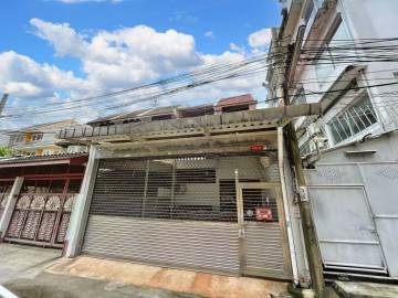 7 Bed 450 SQ.M Town house in Soi Sathupradit 40