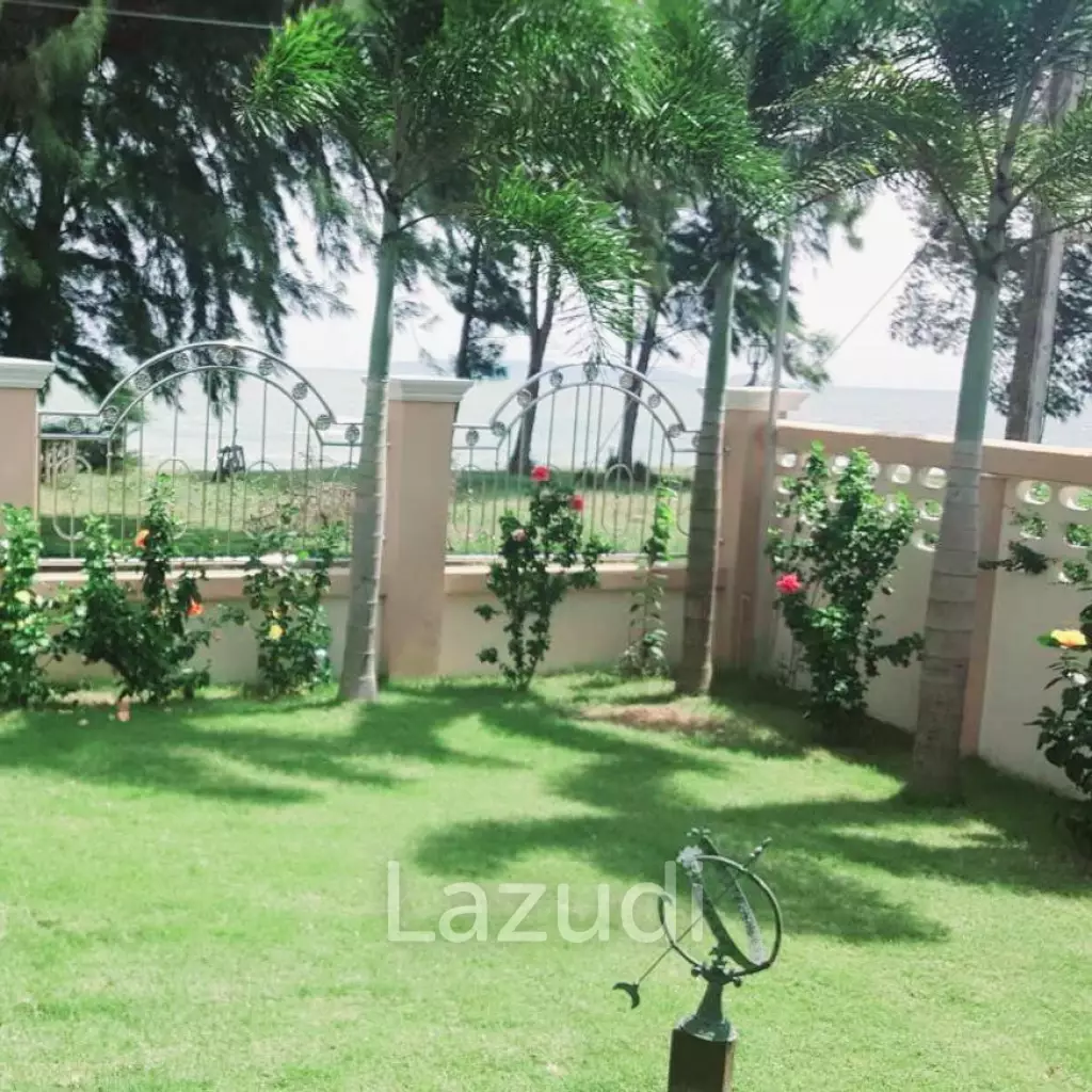 Beachfront house for sale at Bang Saphan