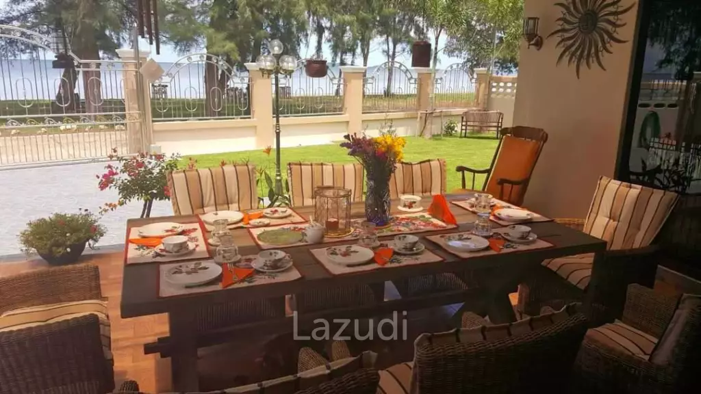 Beachfront house for sale at Bang Saphan