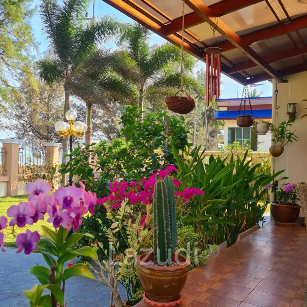 Beachfront house for sale at Bang Saphan
