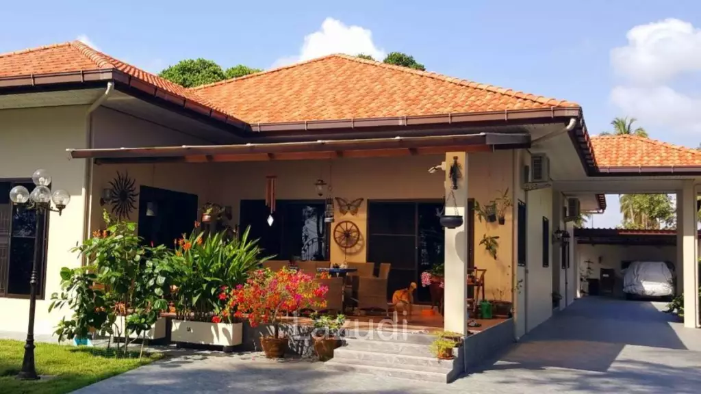 Beachfront house for sale at Bang Saphan