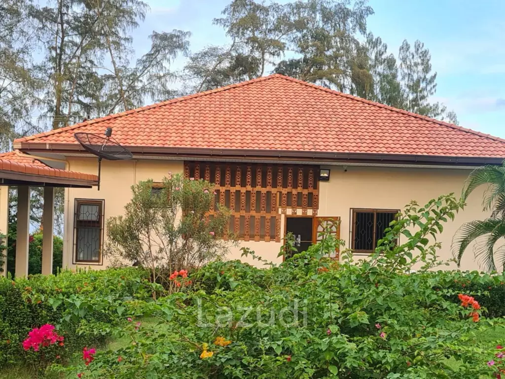 Beachfront house for sale at Bang Saphan