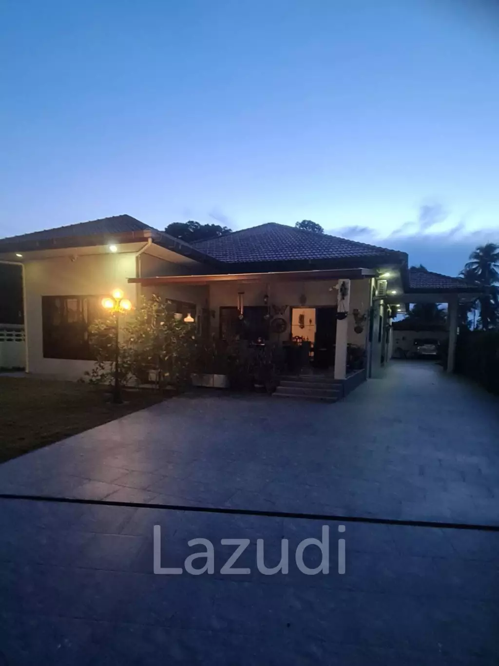 Beachfront house for sale at Bang Saphan