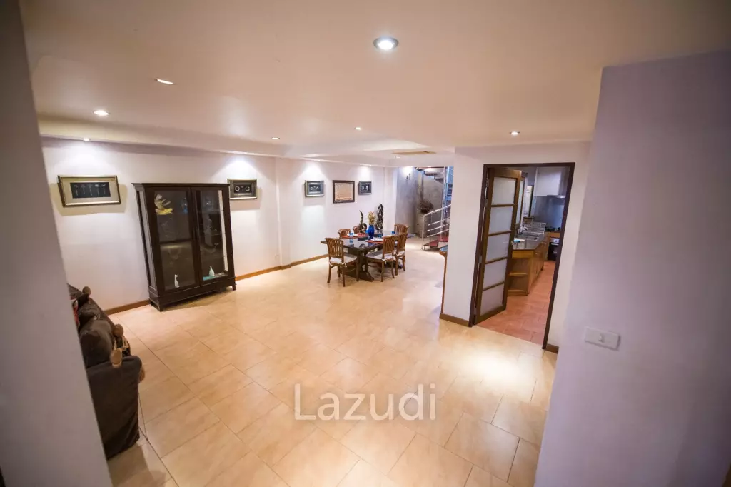 440 sqm modern 3 storey townhouse in Khlong Tan Nuea Watthana Bangkok