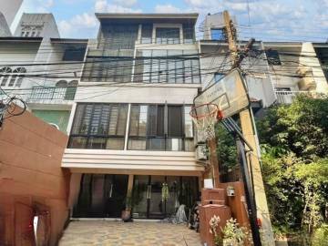 3 Bed 3 Bath 300 SQ.M Ploenchit Villa
