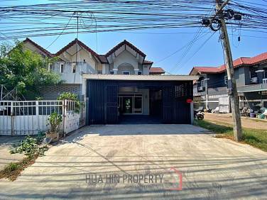2 Story 3 Bed Townhouse Near City Center and Dinosaur Market For Sale