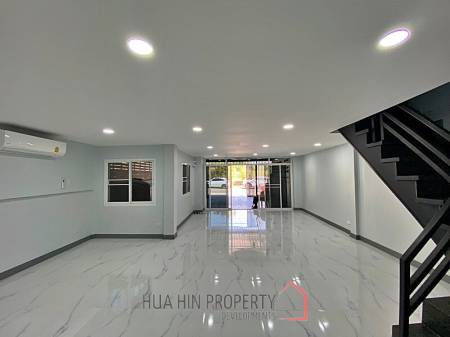 2 Story 3 Bed Townhouse Near City Center and Dinosaur Market For Sale