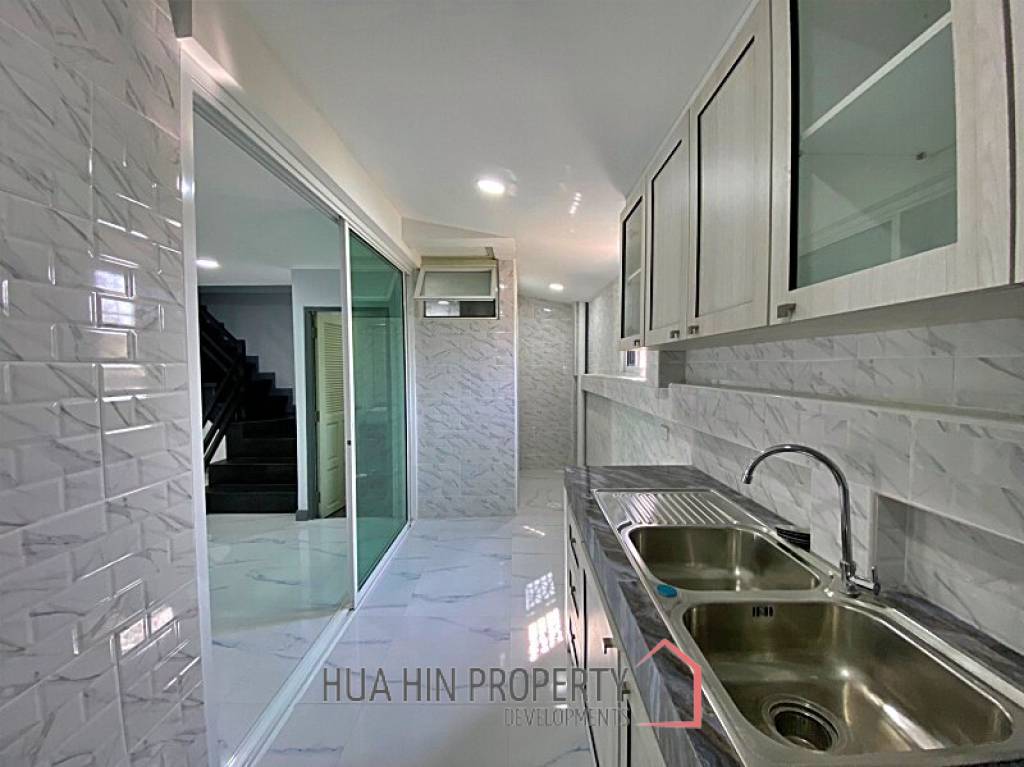 2 Story 3 Bed Townhouse Near City Center and Dinosaur Market For Sale