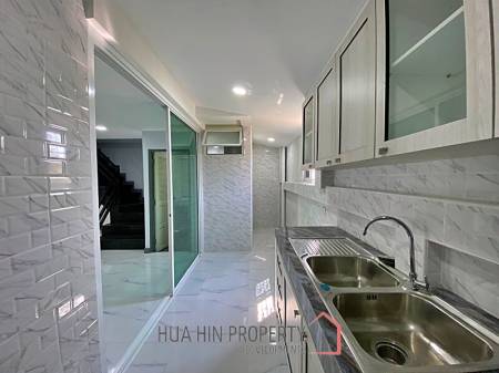 2 Story 3 Bed Townhouse Near City Center and Dinosaur Market For Sale