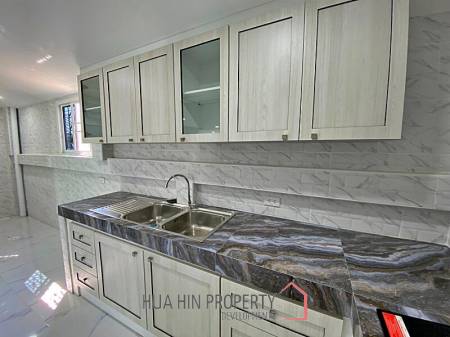 2 Story 3 Bed Townhouse Near City Center and Dinosaur Market For Sale