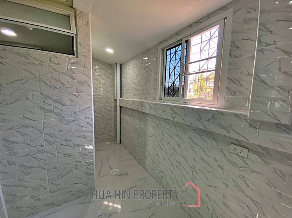 2 Story 3 Bed Townhouse Near City Center and Dinosaur Market For Sale