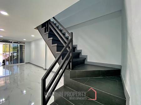 2 Story 3 Bed Townhouse Near City Center and Dinosaur Market For Sale