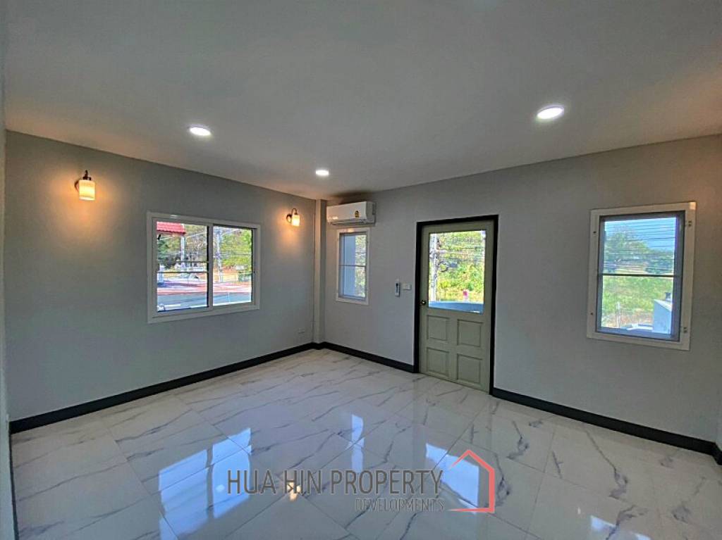 2 Story 3 Bed Townhouse Near City Center and Dinosaur Market For Sale