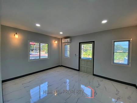 2 Story 3 Bed Townhouse Near City Center and Dinosaur Market For Sale