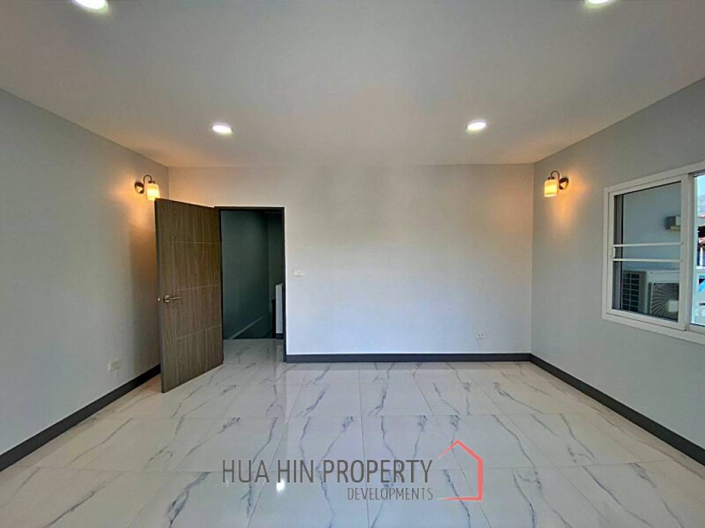 2 Story 3 Bed Townhouse Near City Center and Dinosaur Market For Sale