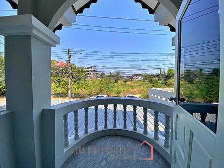 2 Story 3 Bed Townhouse Near City Center and Dinosaur Market For Sale
