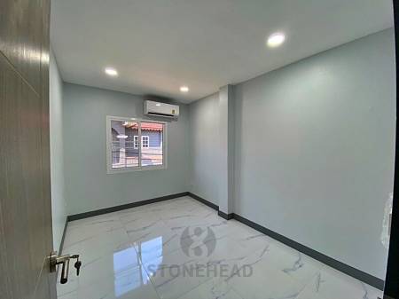 2 Story 3 Bed Townhouse Near City Center and Dinosaur Market For Sale
