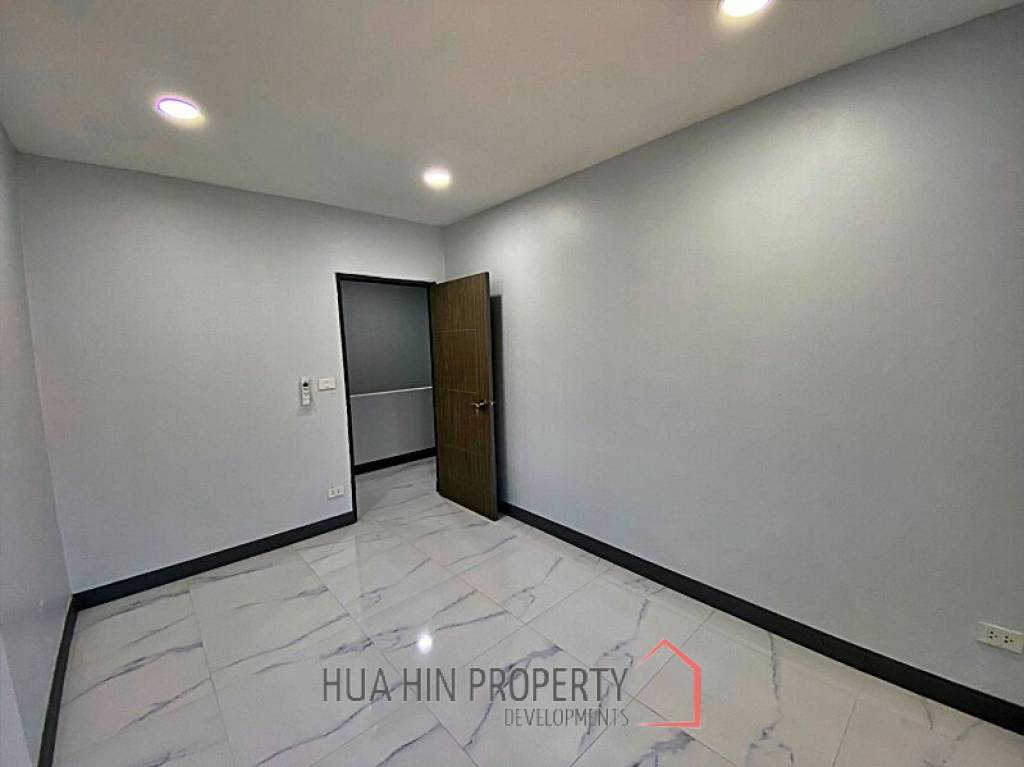 2 Story 3 Bed Townhouse Near City Center and Dinosaur Market For Sale