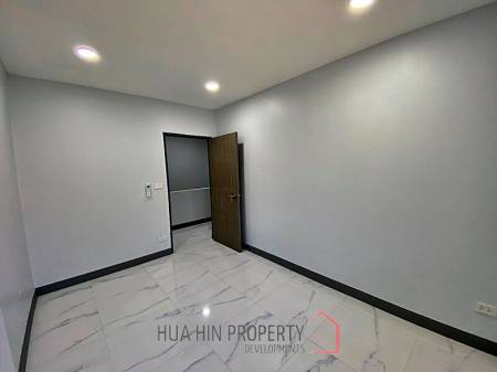 2 Story 3 Bed Townhouse Near City Center and Dinosaur Market For Sale