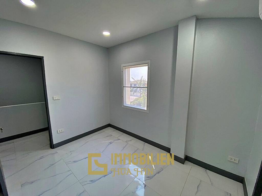 2 Story 3 Bed Townhouse Near City Center and Dinosaur Market For Sale