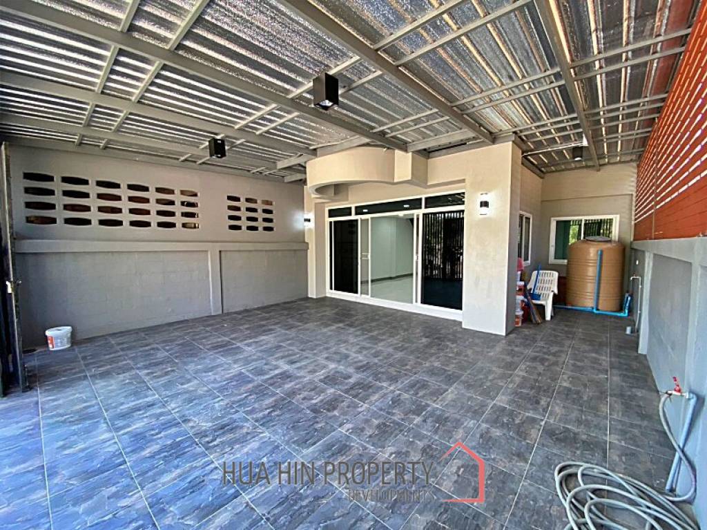 2 Story 3 Bed Townhouse Near City Center and Dinosaur Market For Sale