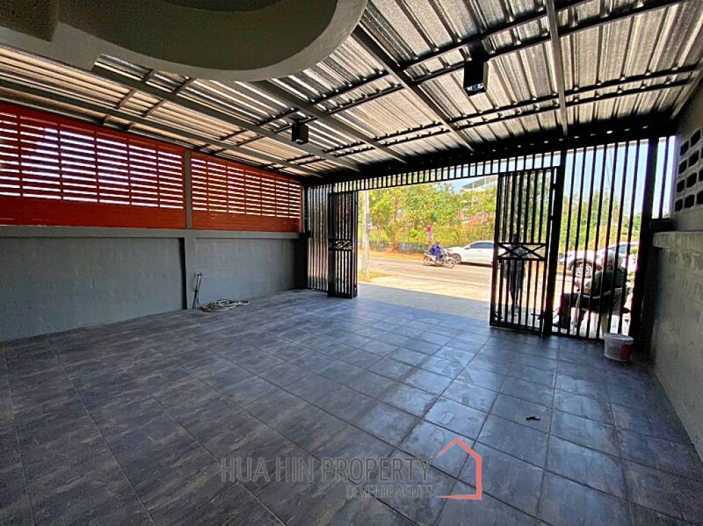 2 Story 3 Bed Townhouse Near City Center and Dinosaur Market For Sale