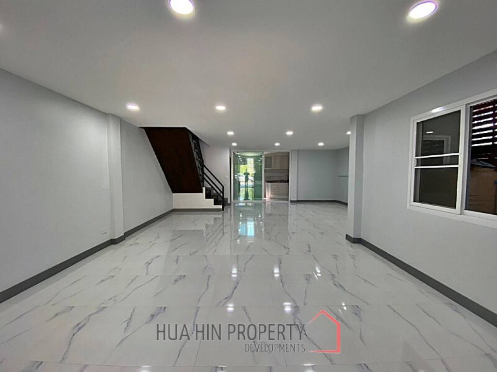 2 Story 3 Bed Townhouse Near City Center and Dinosaur Market For Sale