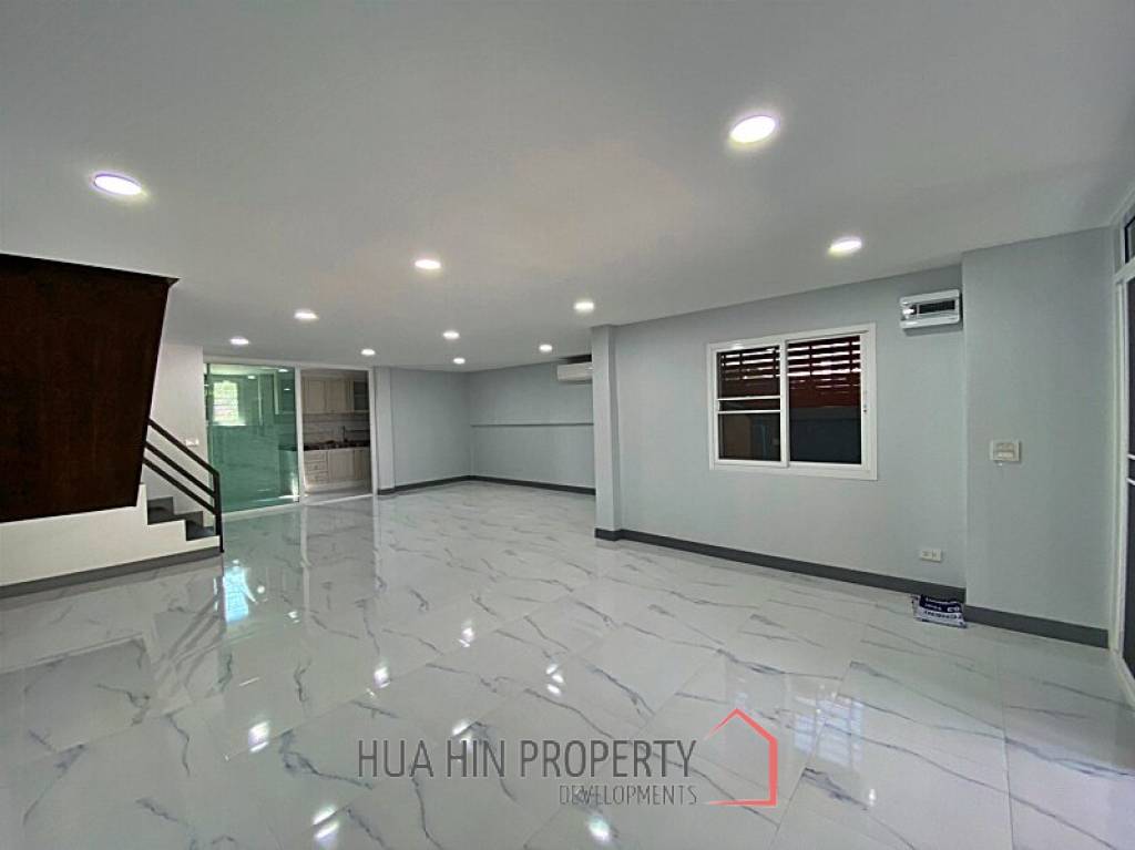 2 Story 3 Bed Townhouse Near City Center and Dinosaur Market For Sale