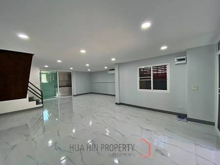 2 Story 3 Bed Townhouse Near City Center and Dinosaur Market For Sale