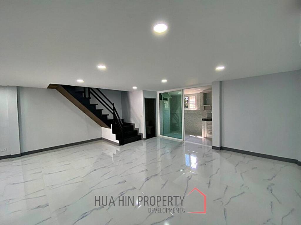 2 Story 3 Bed Townhouse Near City Center and Dinosaur Market For Sale