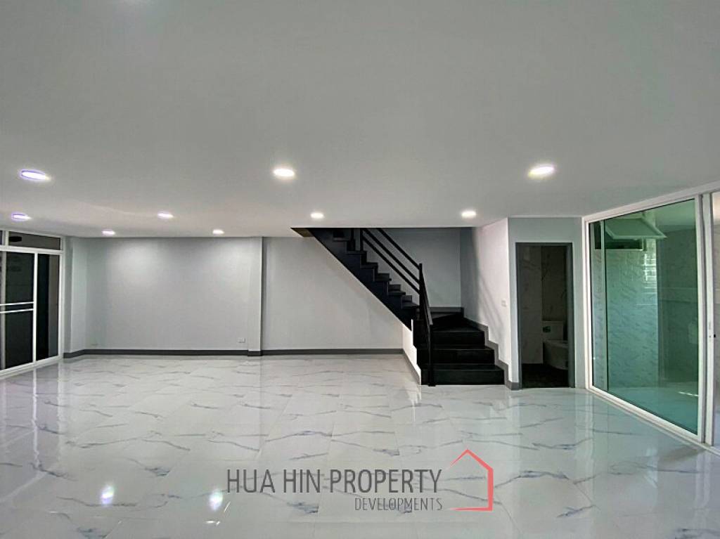 2 Story 3 Bed Townhouse Near City Center and Dinosaur Market For Sale