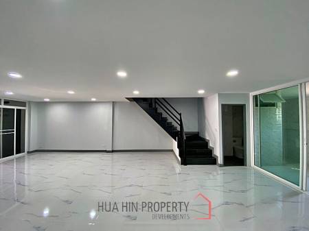 2 Story 3 Bed Townhouse Near City Center and Dinosaur Market For Sale