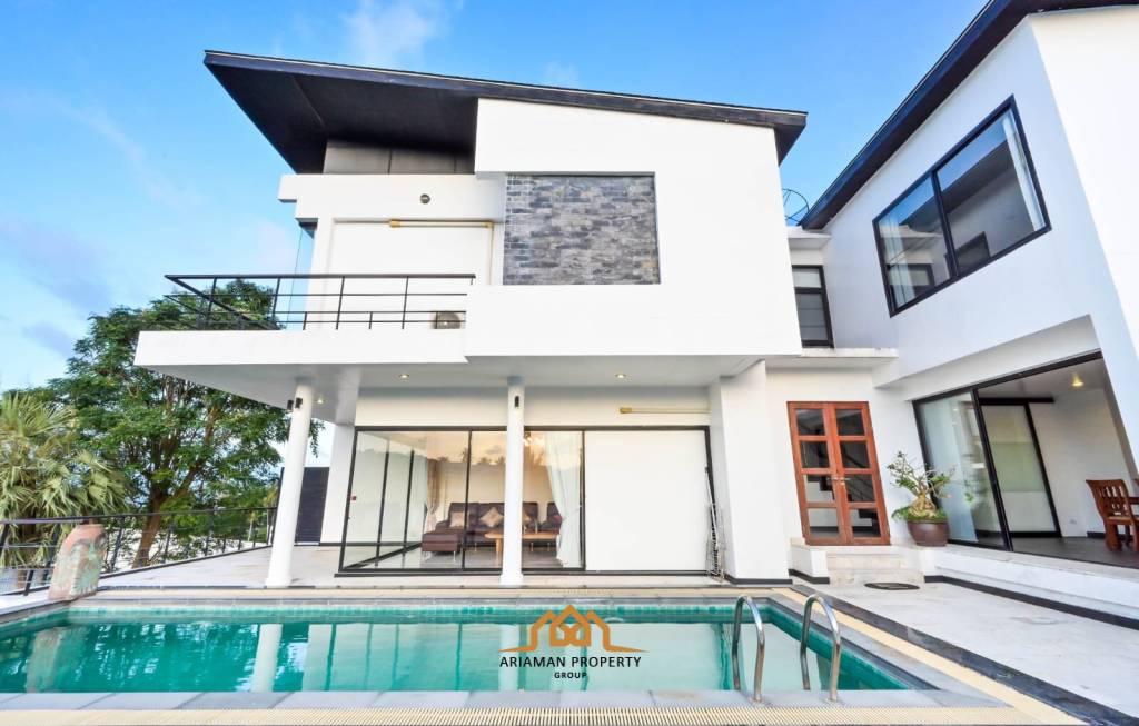 Spacious Villa with Ocean View in Bang Por