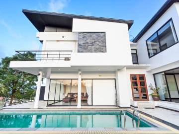 Spacious Villa with Ocean View in Bang Por