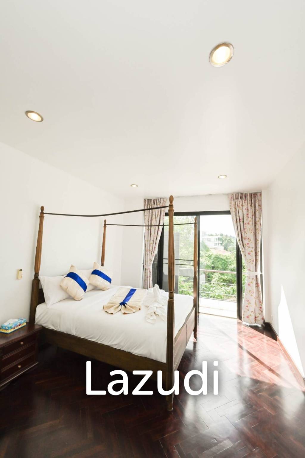 Spacious Villa with Ocean View in Bang Por