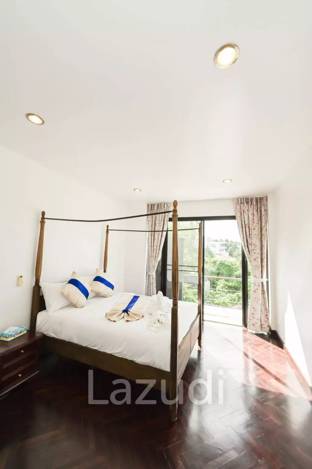 Spacious Villa with Ocean View in Bang Por