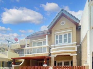 3 Bed 3 Bath 240 SQ.M House Soi Sathupradit 15