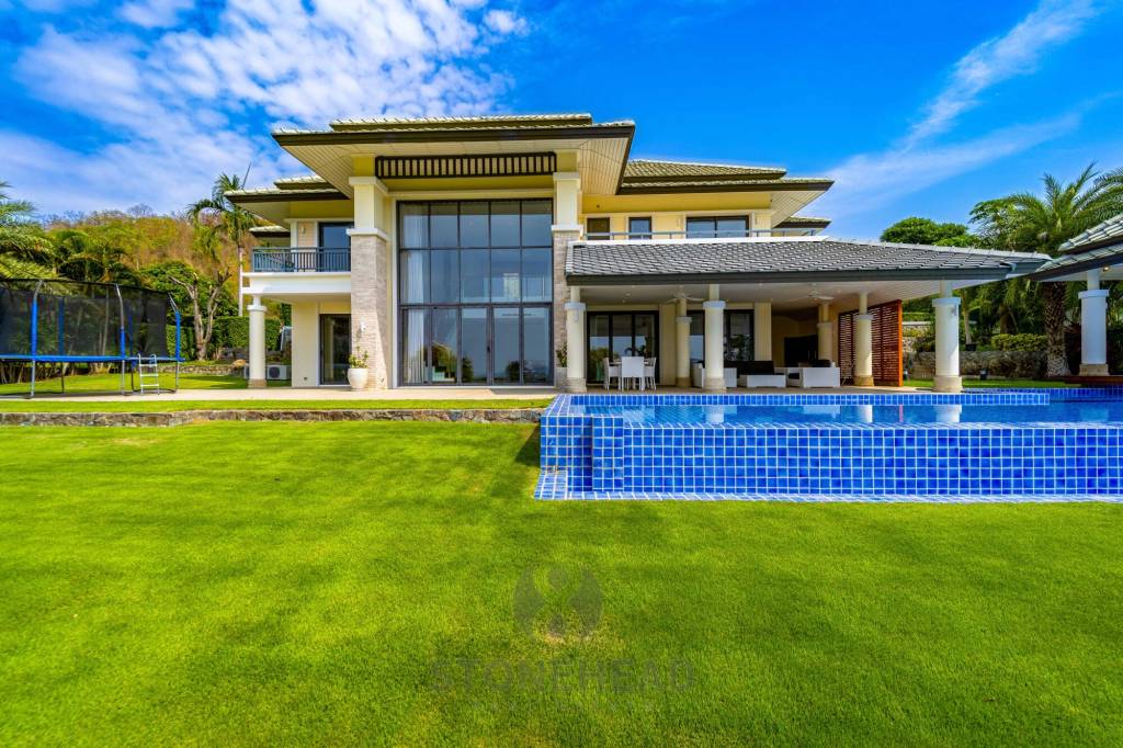 Black Mountain: Luxury Mansion on Golf Course