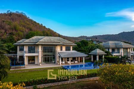 Black Mountain: Luxury Mansion on Golf Course