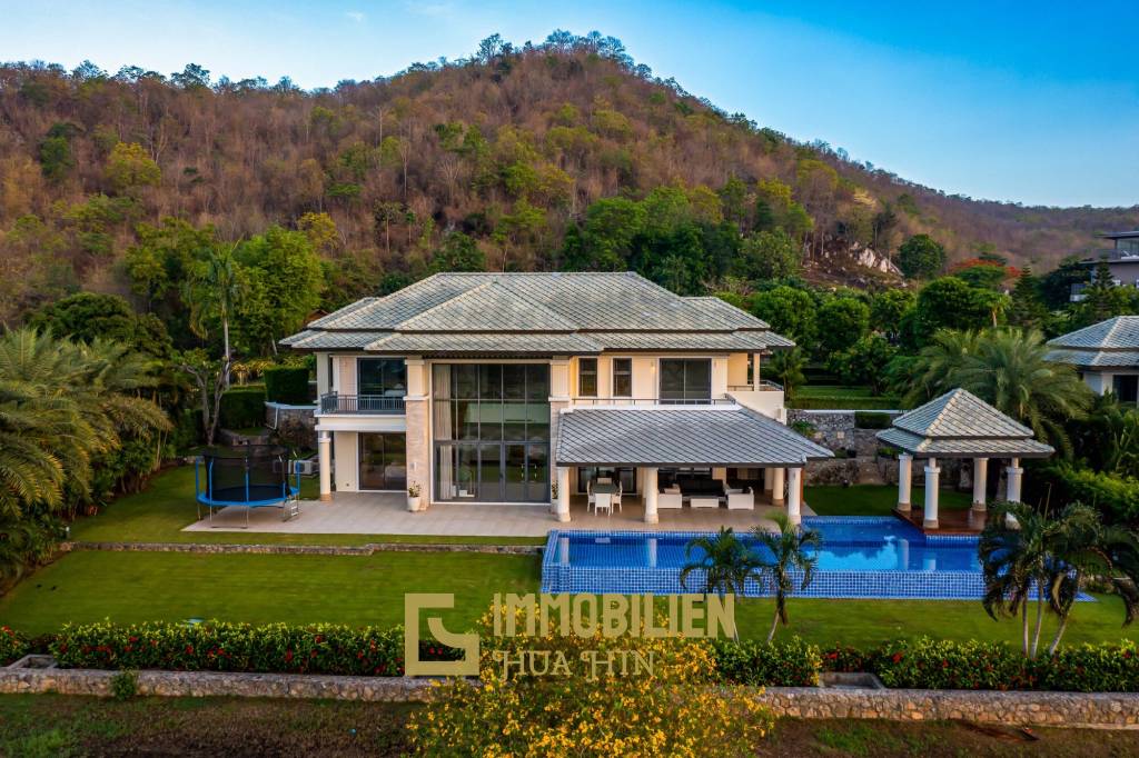 Black Mountain: Luxury Mansion on Golf Course