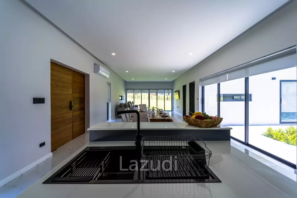 Elegant Oasis in Hua Hin: Luxurious 4-Bed Villa