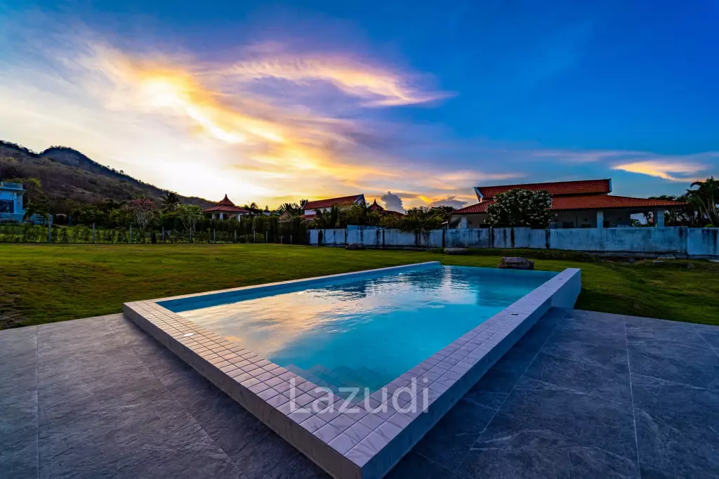 Elegant Oasis in Hua Hin: Luxurious 4-Bed Villa