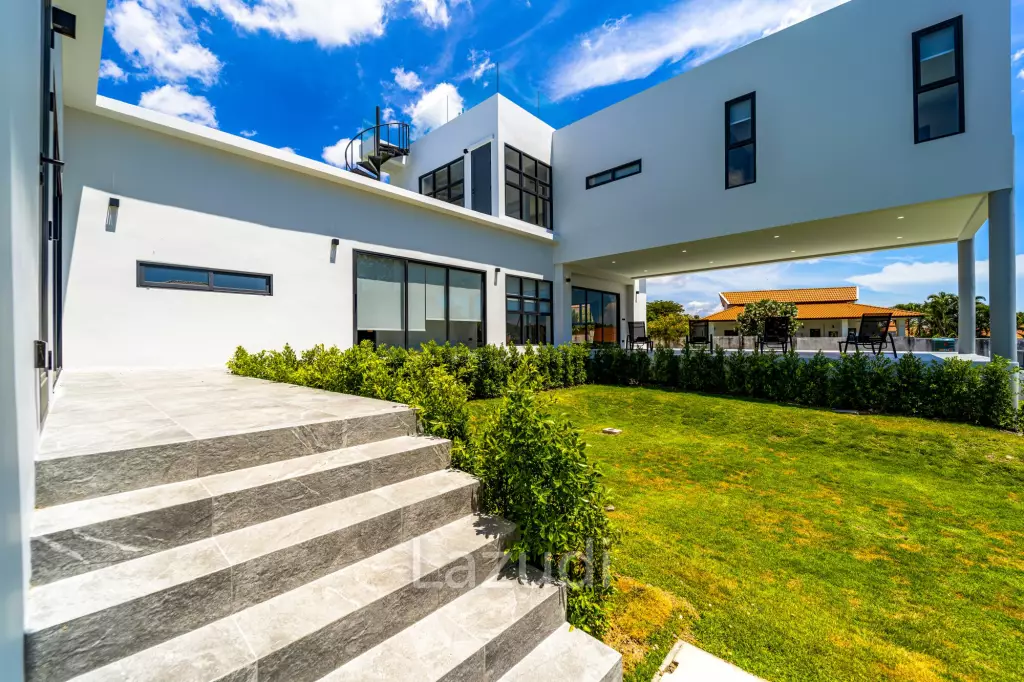 Elegant Oasis in Hua Hin: Luxurious 4-Bed Villa