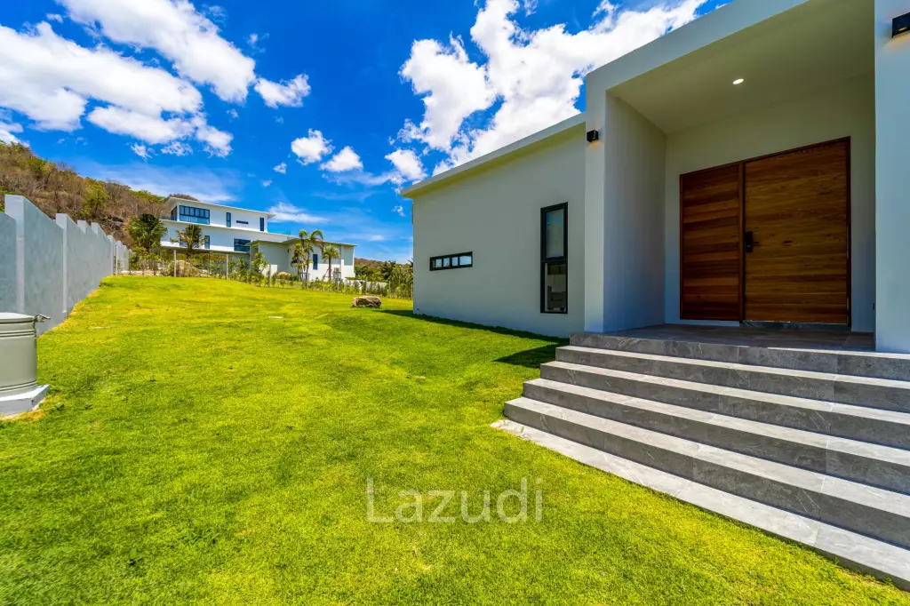 Elegant Oasis in Hua Hin: Luxurious 4-Bed Villa