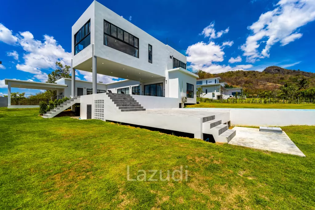 Elegant Oasis in Hua Hin: Luxurious 4-Bed Villa