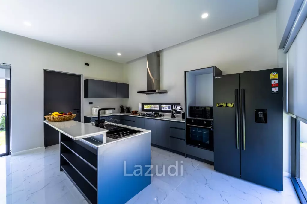Elegant Oasis in Hua Hin: Luxurious 4-Bed Villa