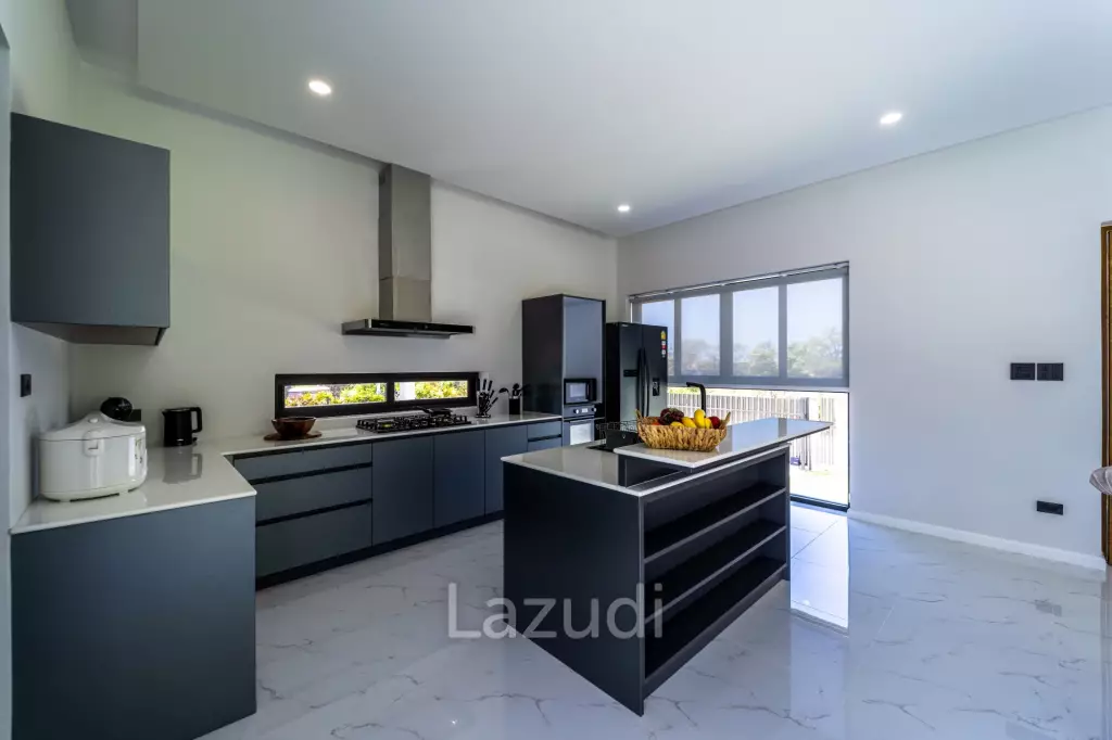 Elegant Oasis in Hua Hin: Luxurious 4-Bed Villa