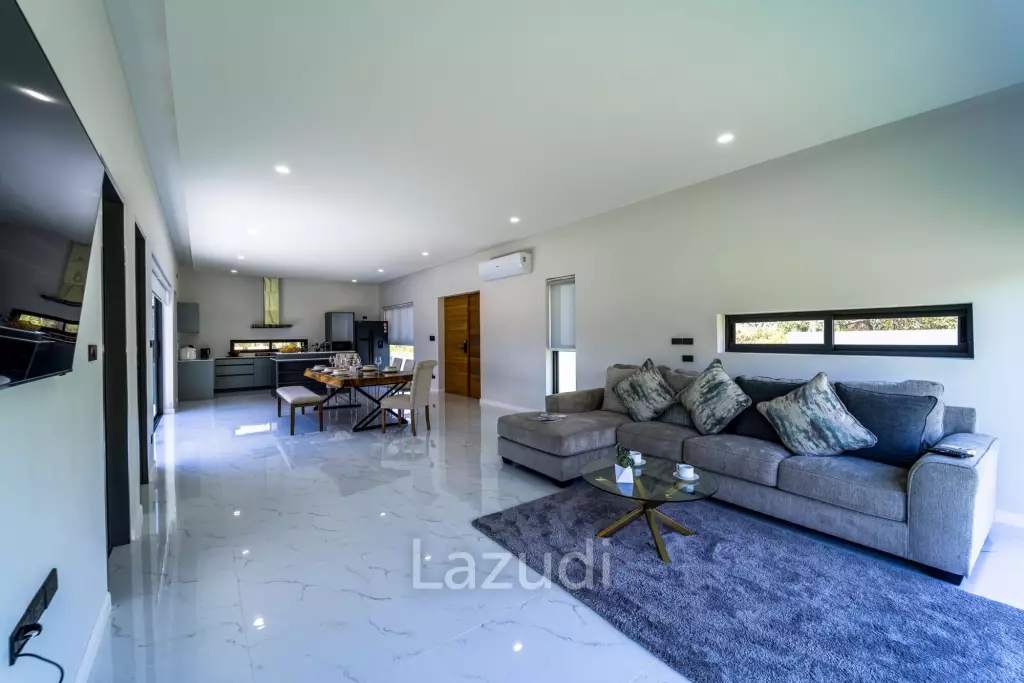 Elegant Oasis in Hua Hin: Luxurious 4-Bed Villa